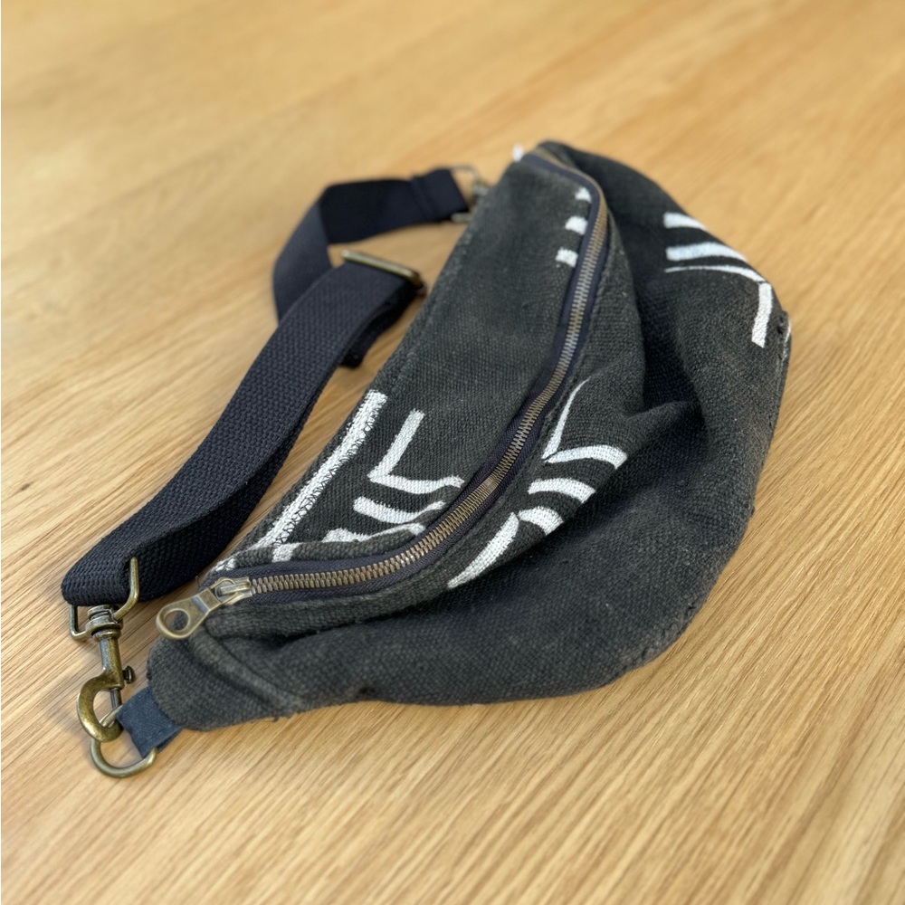 Jenna Bee Black Crosses Sling Bag NWT - Picture 5 of 9